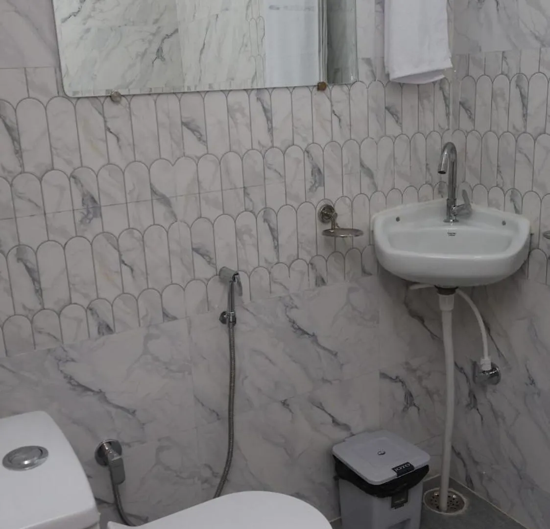 Exquisite House With 3 Pvt Bathrooms - 10 Min Walk From Assi Ghat Varanasi Appartamento